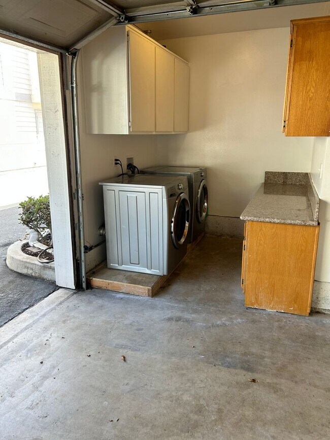 Building Photo - 2b2b- Private freshly painted Torrance condominium ready for immediate occupancy.
