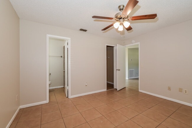 Building Photo - 206 Yale Dr