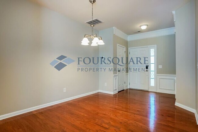 Building Photo - Townhome |Fenced Back Patio with Privacy F...