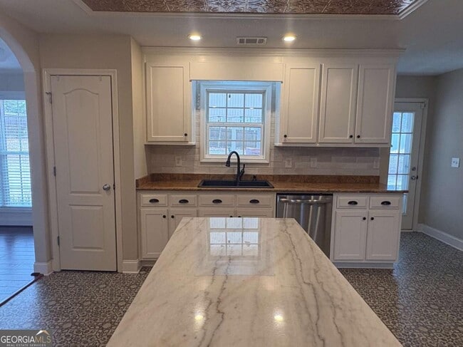 Building Photo - 616 Embassy Walk