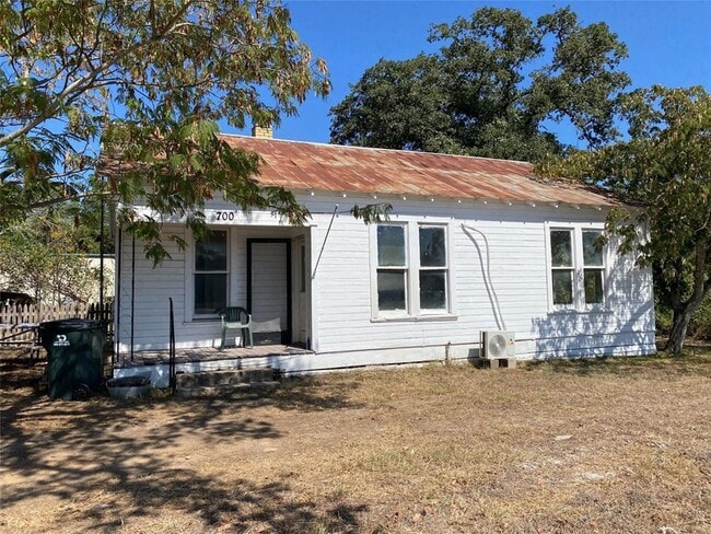Primary Photo - 700 Hwy 290 E