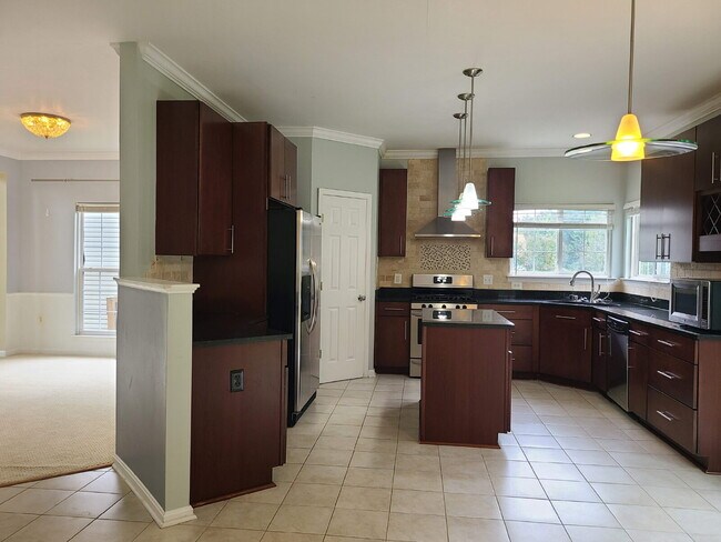 Building Photo - Gorgeous 6 BR Home, Convenient to Quantico & Commuting