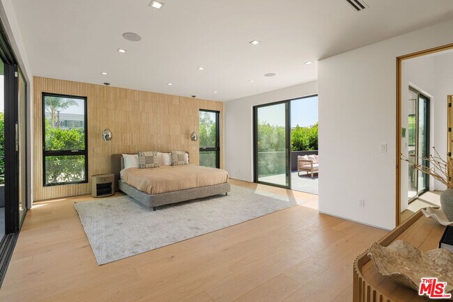 Building Photo - 1130 N Poinsettia Pl