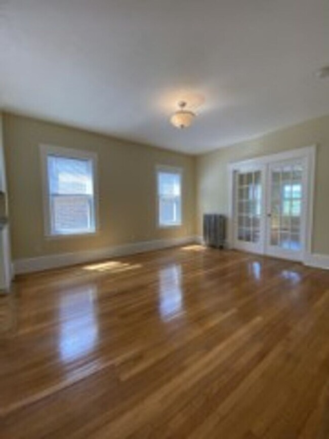 Building Photo - Fully Renovated 4 Bed/2 Bath in Brookline – Heat & Hot Water Included | Ideal for Graduate Studen...