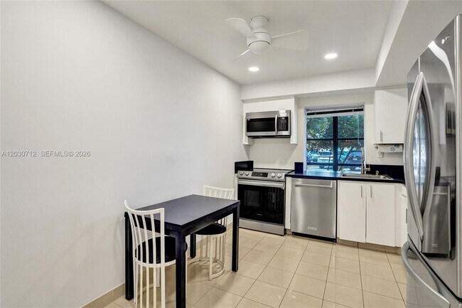 Building Photo - 1000 Parkview Dr