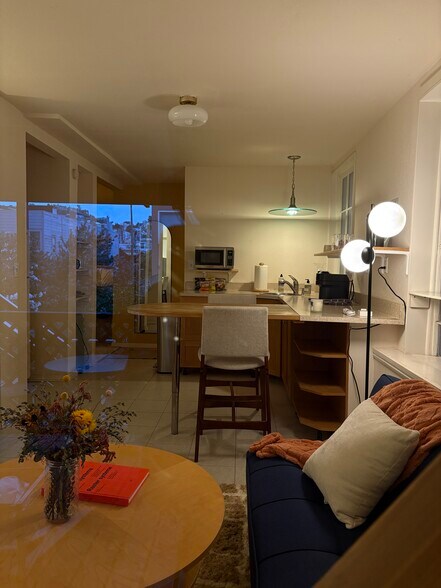 Building Photo - 557 Elizabeth St
