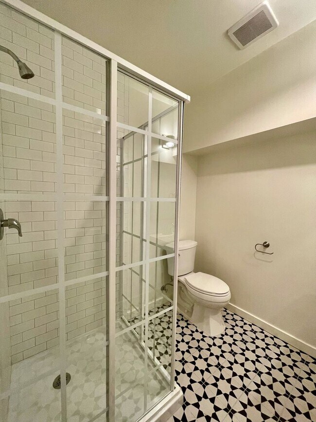 Building Photo - 2 bedroom/1 Bathroom - Isla Vista