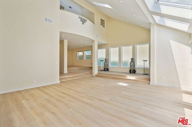 Primary Photo - 5131 Campo Rd