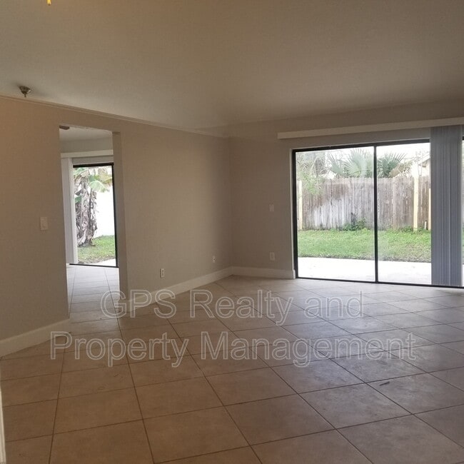 Building Photo - 3359 Hillmont Cir