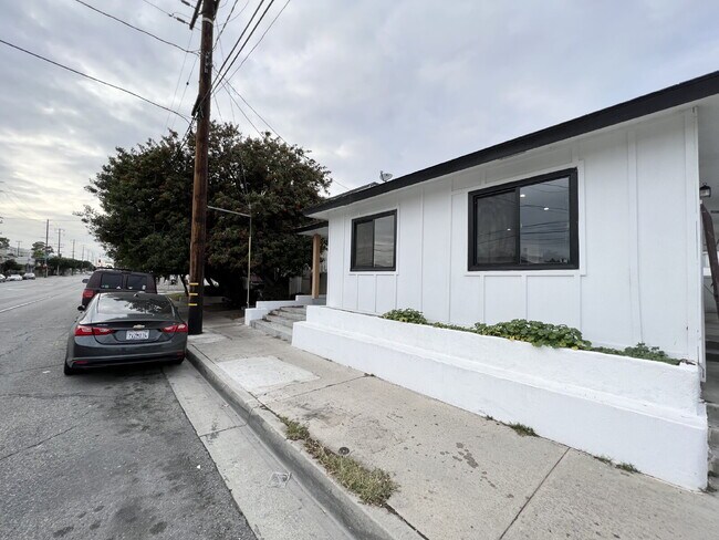 Building Photo - Modern Pet-Friendly Hawthorne Home With Ga...