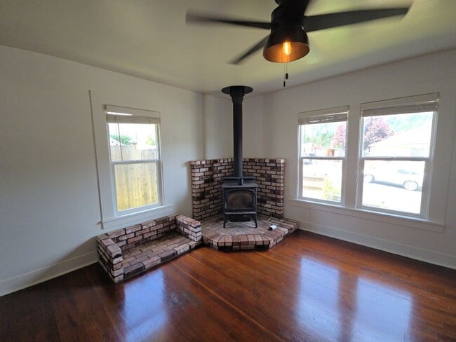 Building Photo - Beautifully remodeled 2BD/1BA Scotia home