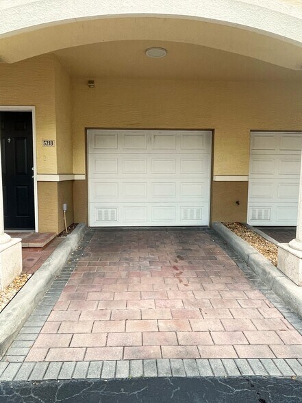 Private drive way - 5218 Hampton Beach Pl