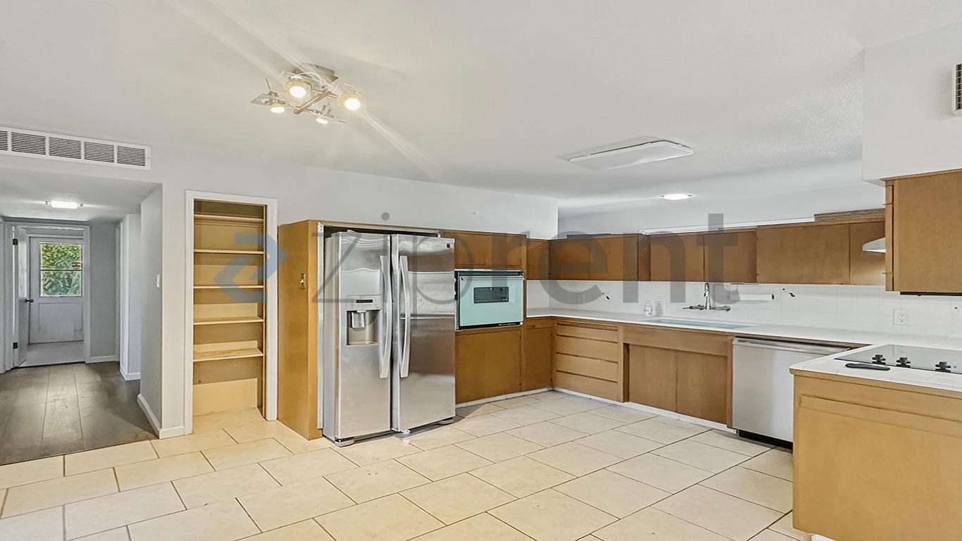 Building Photo - 5544 N Poplar Ave