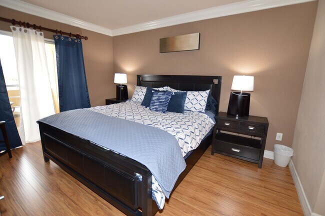 Building Photo - Meridian 1 Bed | 1 Bath Top-Floor Unit with Great City Views.Newly Upgraded with Laminate Floorin...