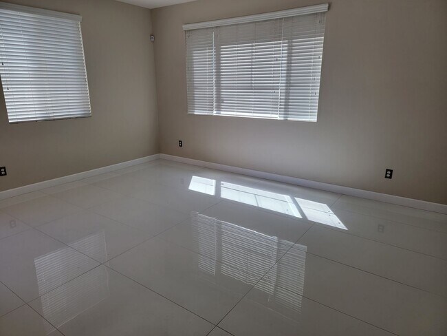 Building Photo - Highly Upgraded 3 Br 2 car garage