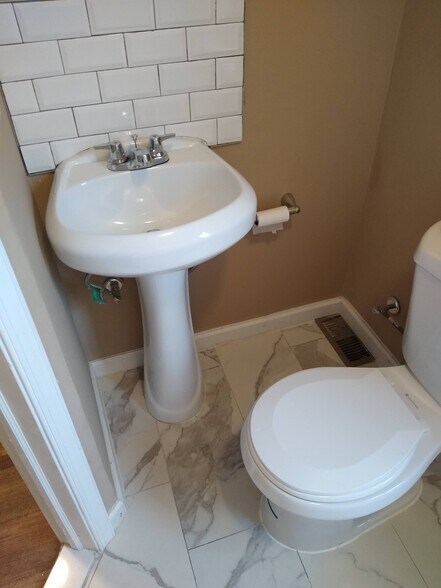 Building Photo - 2054 Ann St