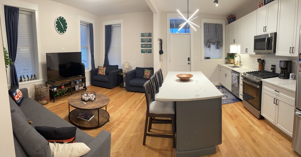 Building Photo - 3748 N Racine Ave