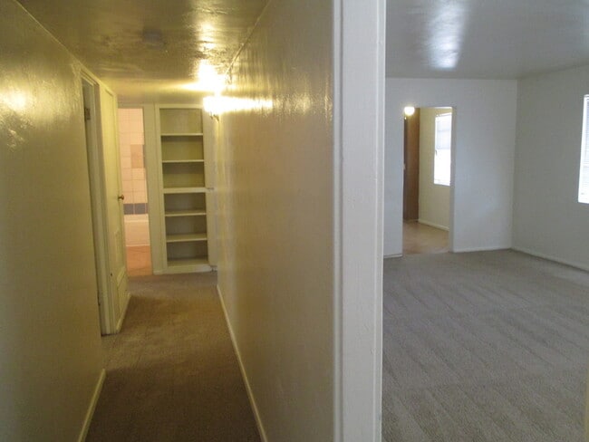 Building Photo - 529 W 17th Pl