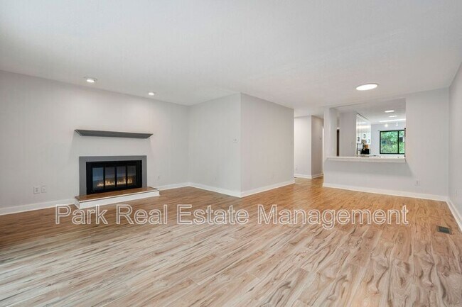 Building Photo - 60 Fernwood Ln