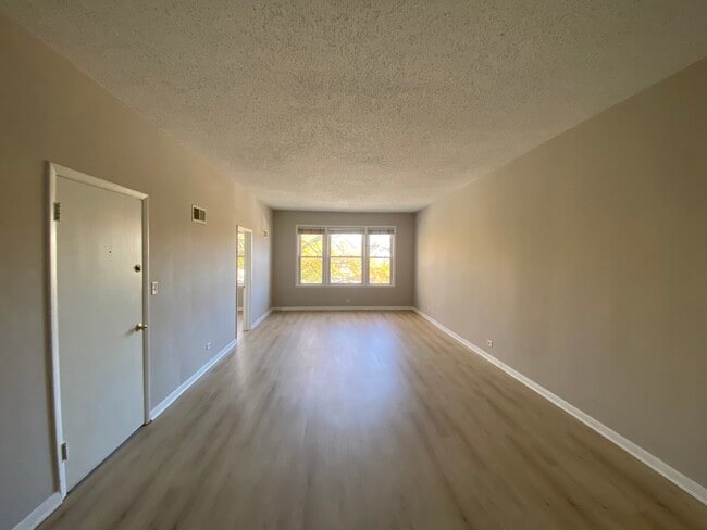 Building Photo - 4530 N Lincoln Ave