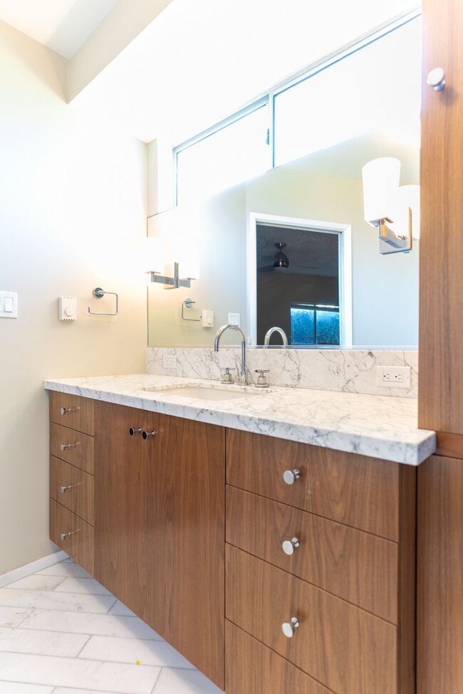 Building Photo - Beautiful 3b2b Home with Private Fenced Ya...