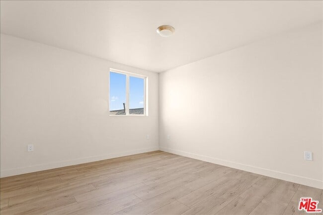 Building Photo - 707 W 80th St