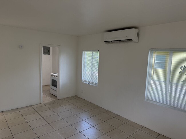 Building Photo - Freshly rehabbed, centrally located 2/1!