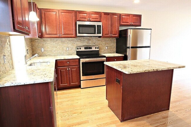 Building Photo - 705 River View Ln