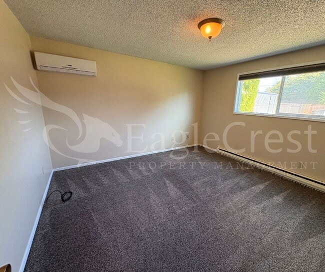 Building Photo - Three Bedroom, One Bathroom Home with Larg...