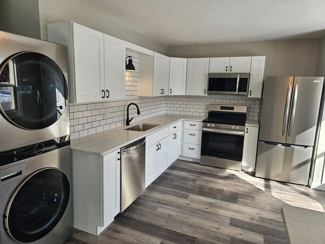 Building Photo - Like new large 2 bedroom apt coming available!