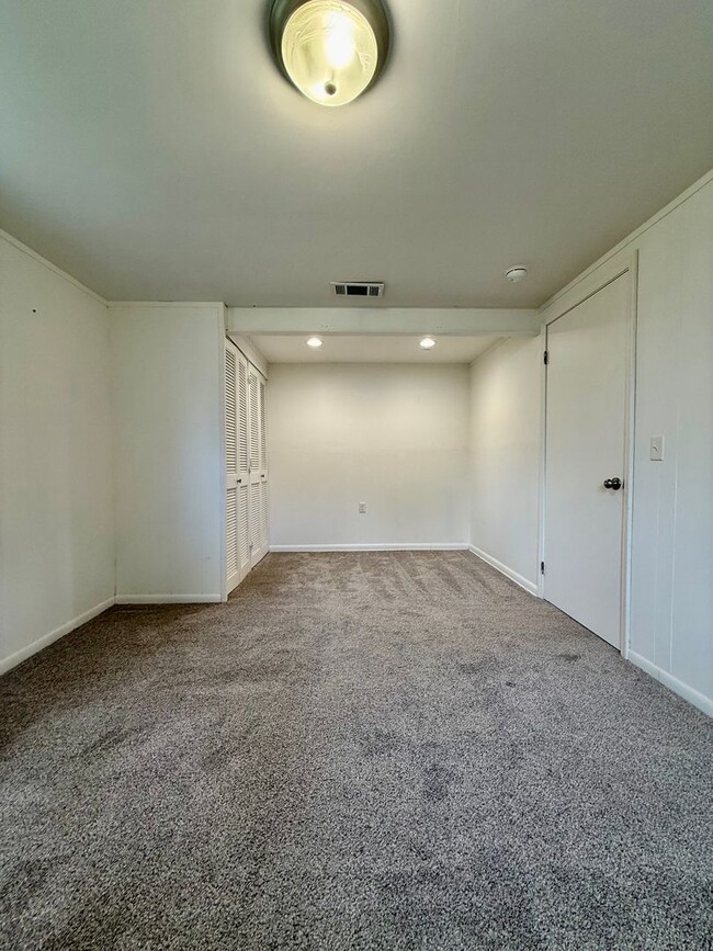 Building Photo - Four Bedroom Home in Kalamazoo