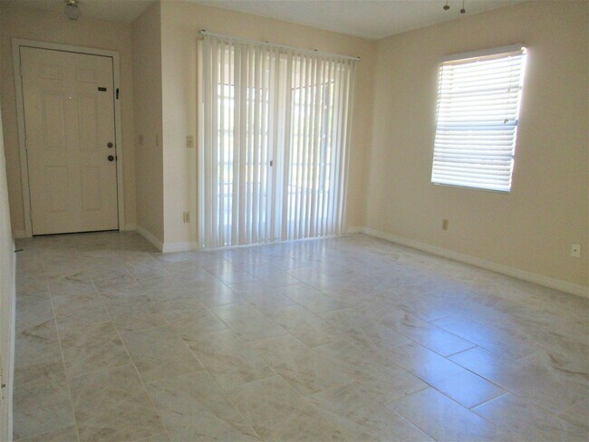 Building Photo - 2br/2ba Duplex with Lakeview