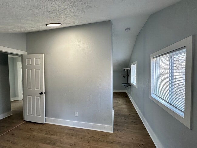 Building Photo - 215 E North - 4 Bedroom/1 Bathroom Home Do...