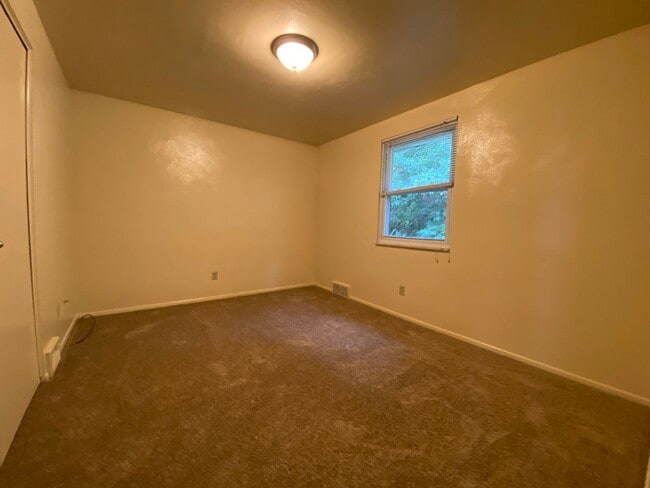 Building Photo - Incredible Two Bedroom Townhouse in Plum! Garage, Yard & More! Call Today!