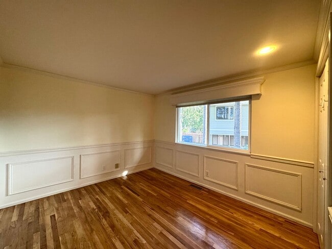 Building Photo - Stunning Bellevue Home with Lush Gardens & Prime Location