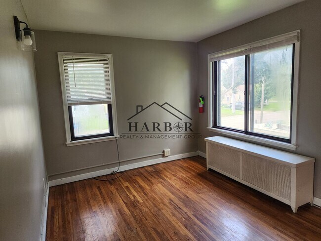 Building Photo - 806 15th St NE