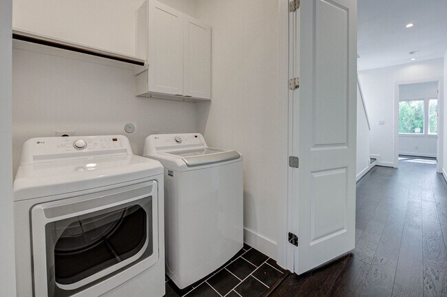 Building Photo - 3 Bedroom Home in the Galleria