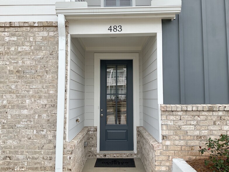 Building Photo - 483 Crown Dr