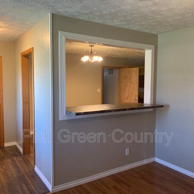 Building Photo - 241 Suburban Ln