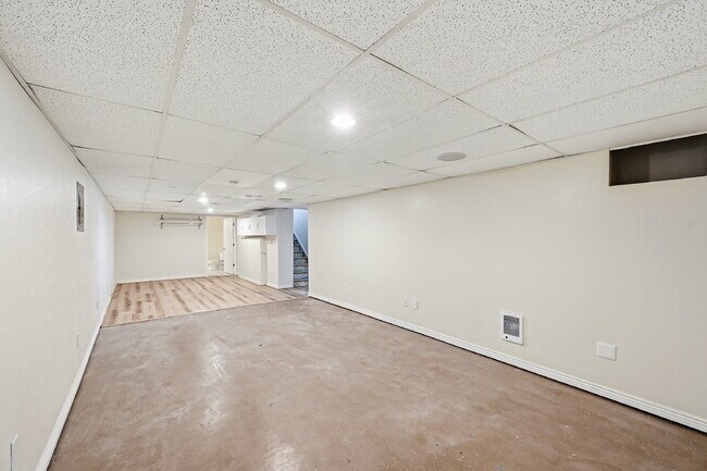 Building Photo - $2,595.95, 5 bed, 3.5 bath with a fenced back yard