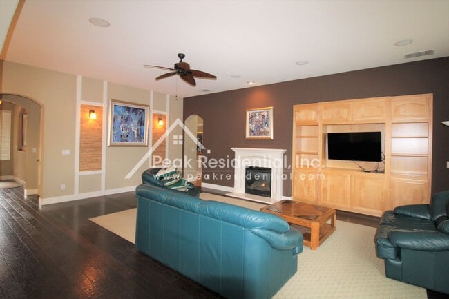 Building Photo - Very Nice 3bd/2ba With Bonus Room Elk Grove House with 2 Car Garage!