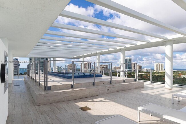 Building Photo - 1600 SW 1st Ave