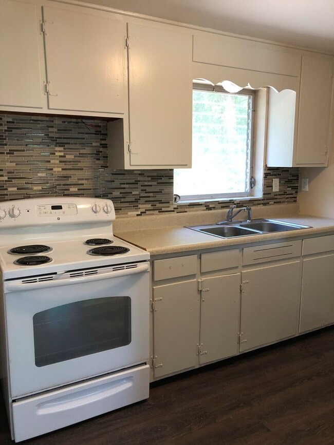 Building Photo - 2 Bed 1 Bath Home | Carport | Central AC | Pet Friendly | Washer Dryer Hook Ups | Section 8 Welcome