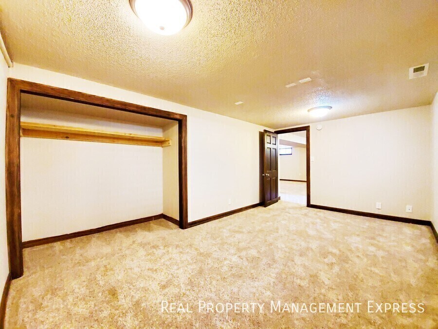 Building Photo - 4 Bed 2 Bath Home with Fenced Yard