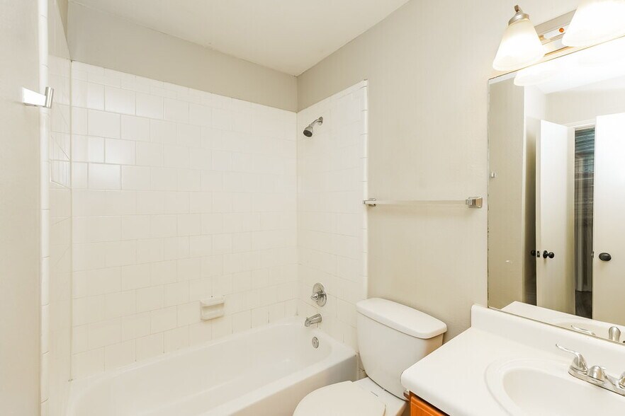 Building Photo - 1001 Springcreek Dr