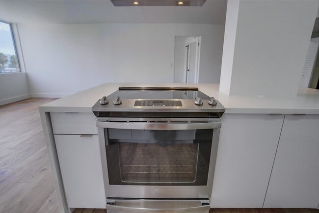 Building Photo - 435 N Oakhurst Dr