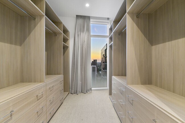 Building Photo - Stunning high rise unit in the affluent River Oaks District!