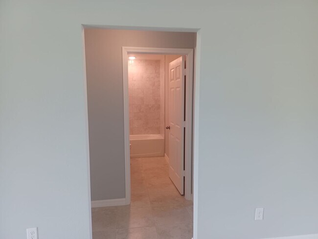 Building Photo - 417 SW 26th Ave