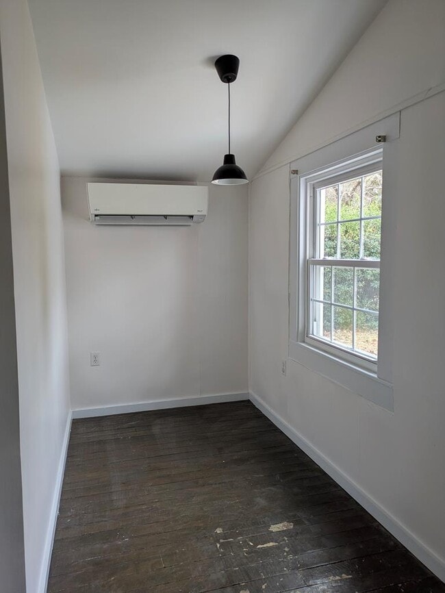 Building Photo - 12 Holly St