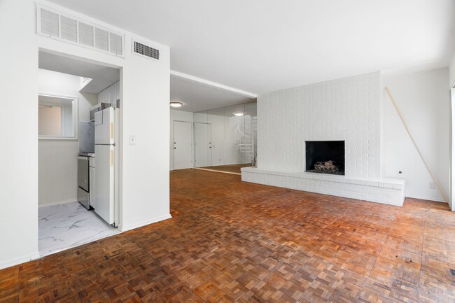 Building Photo - San Pedro Square - West Campus / Shoal Cre...